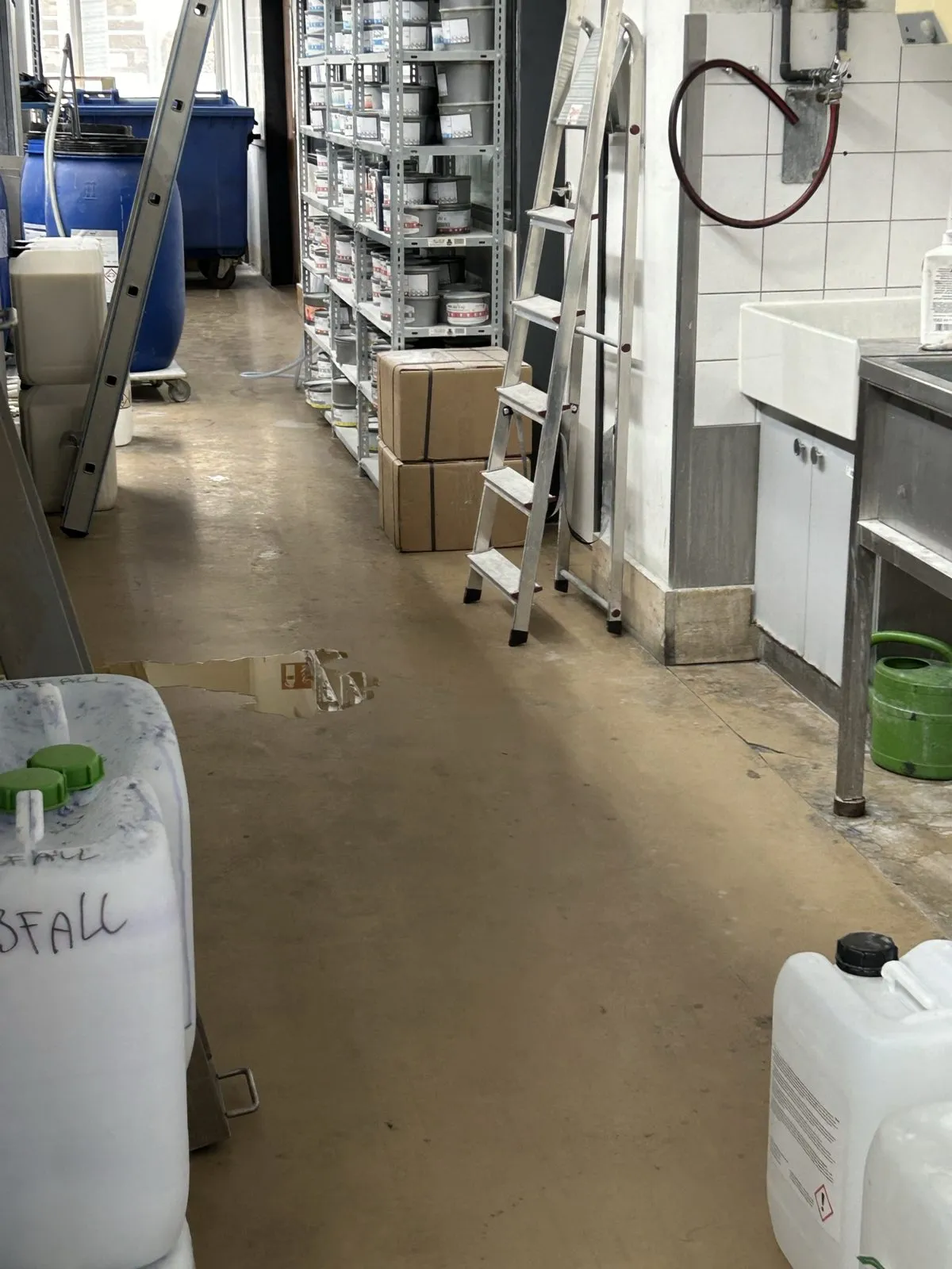 Werkstattboden mit Baustaub und Resten vor der Bauzwischenreinigung