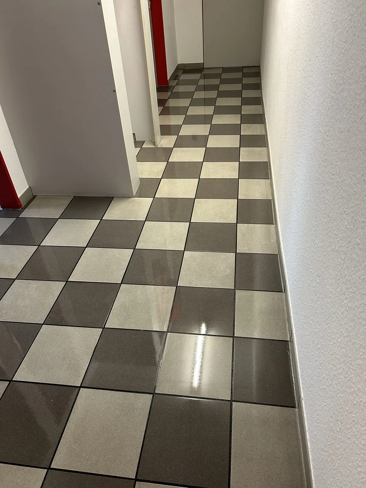 Flur mit Schachbrettfliesen nach der Grundreinigung