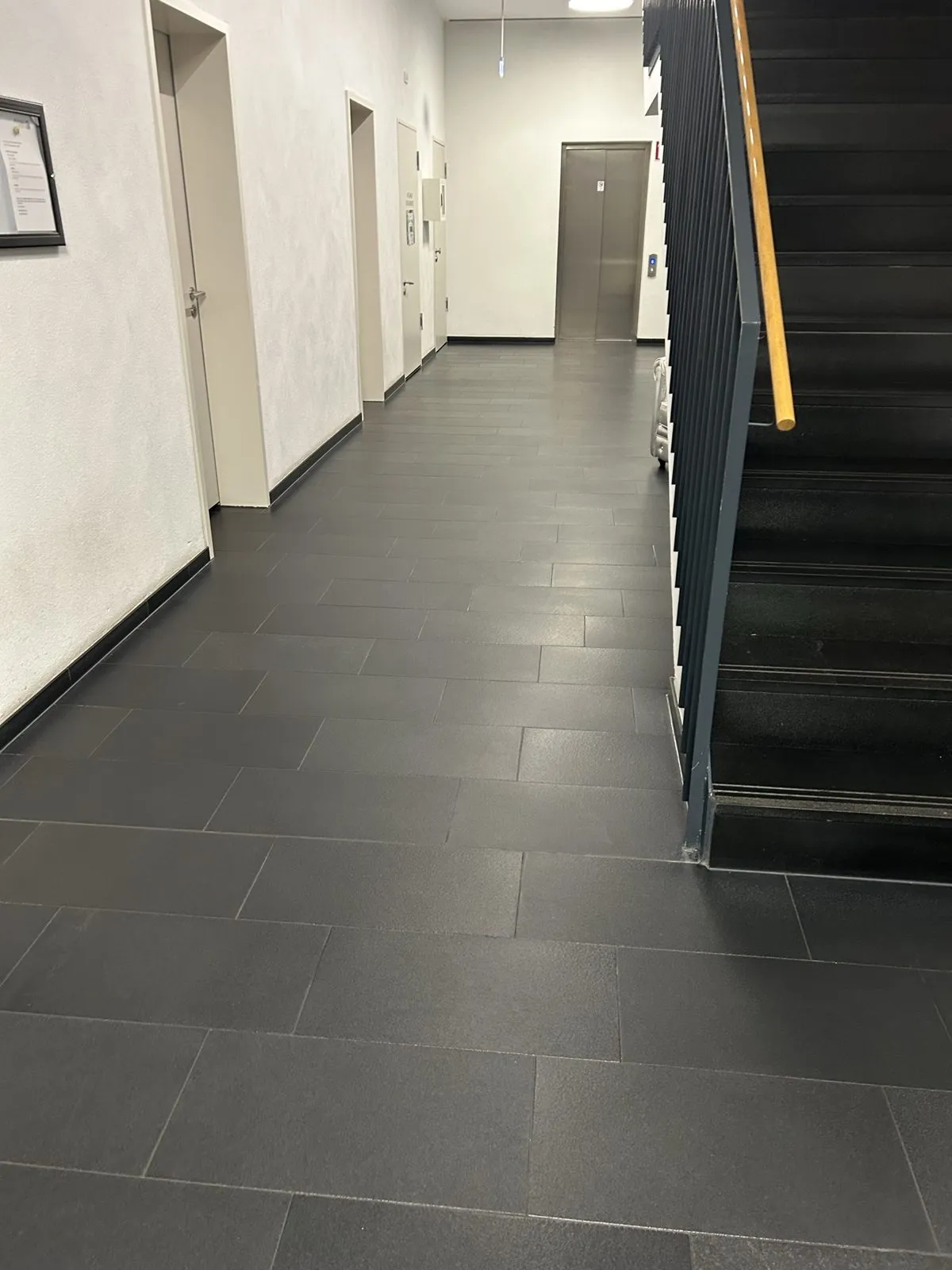 Derselbe Flur mit Treppenhaus nach der Grundreinigung